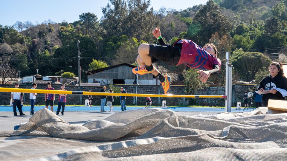 Alumnos realizando salto alto