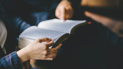 La Biblia es utilizada como herramienta para la alfabetización de adultos