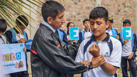 Estudiante es bautizado en Colegio Adventista y su ejemplo inspira a su familia