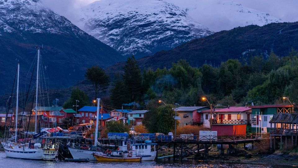 Puerto Edén en el casi anochecer 