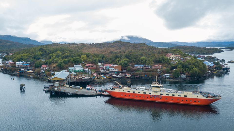 Puerto Edén en el apartado sur de Chile, por la Patagonia