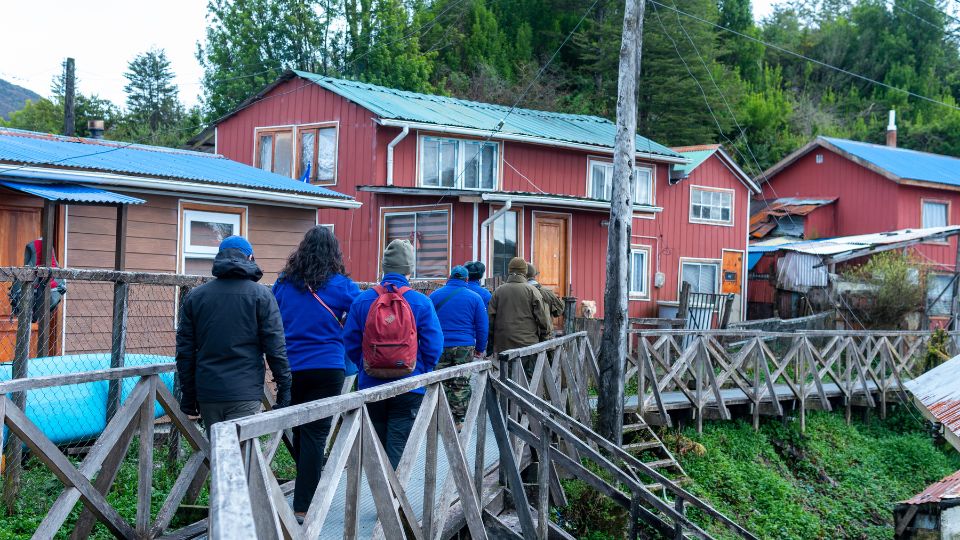 Voluntarios en Puerto Edén yendo a censar