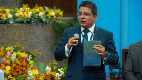 Pastor Daniel Montalvan invita a líderes a vivir el compromiso con la Palabra Viva durante el Concilio Anual