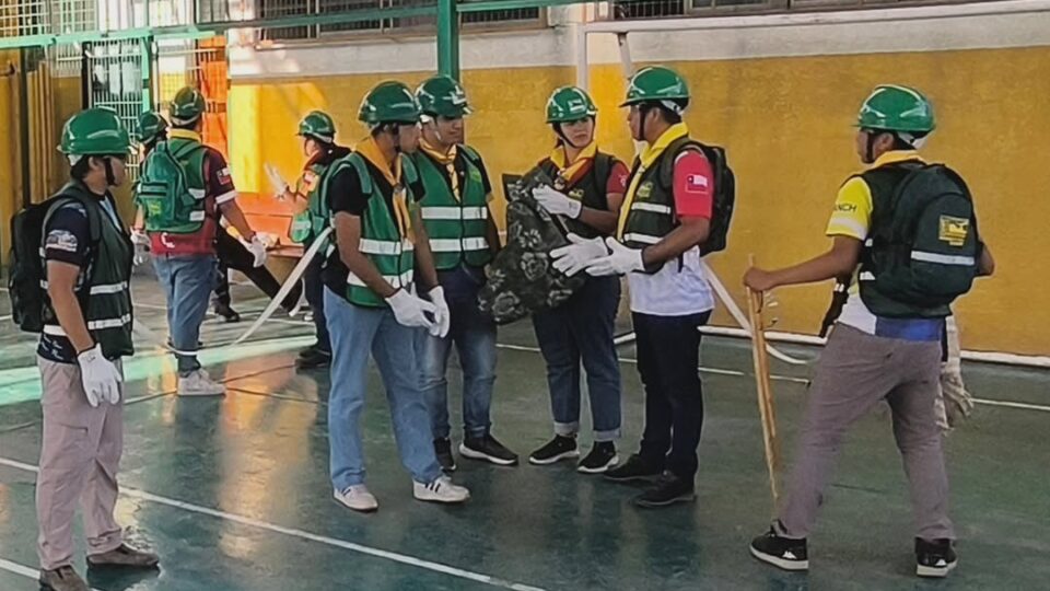 Líderes de conquistadores y aventureros fortalecen sus habilidades con el curso CERT, promovido por SENAPRED.