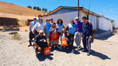 Jóvenes adventistas del sur de Chile se unieron para ayudar a vecina de su comunidad