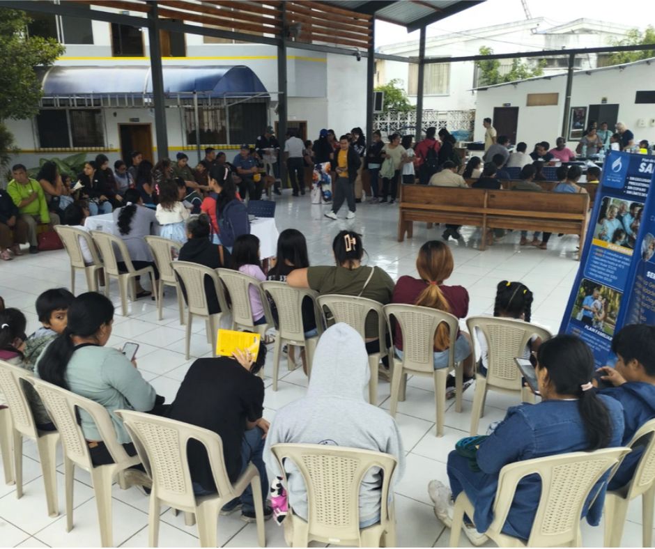 Clínica Adventista de Quito y AdventHealth brindan esperanza y atención médica gratuita a 906 personas