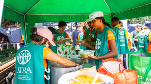 Jóvenes adventistas brindan ayuda y esperanza a damnificados por incendio en Lima