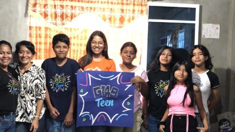Grupo Pequeño en Playas transforma vidas adolescentes con oración, acción y estudios bíblicos