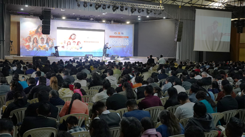 800 Nuevos Miembros fortalecen su Fe en un encuentro histórico. 