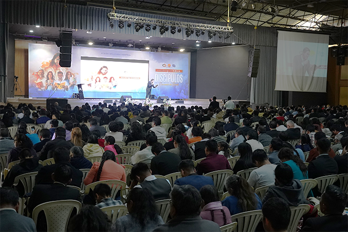 800 Nuevos Miembros fortalecen su Fe en un encuentro histórico. 
