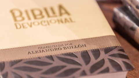 Editora sudamericana lanza Biblia Devocional con comentarios del pastor Alejandro Bullón