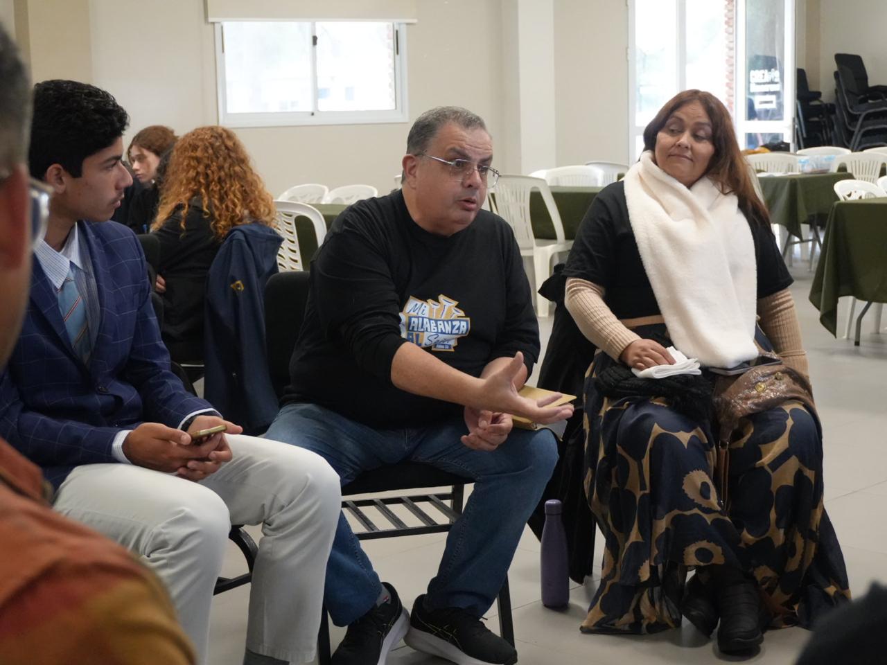 Músicos misioneros preparándose para compartir el evangelio