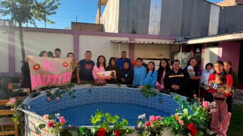 Madres adolescentes entregan su vida a Cristo, mediante el bautismo, en Huancayo
