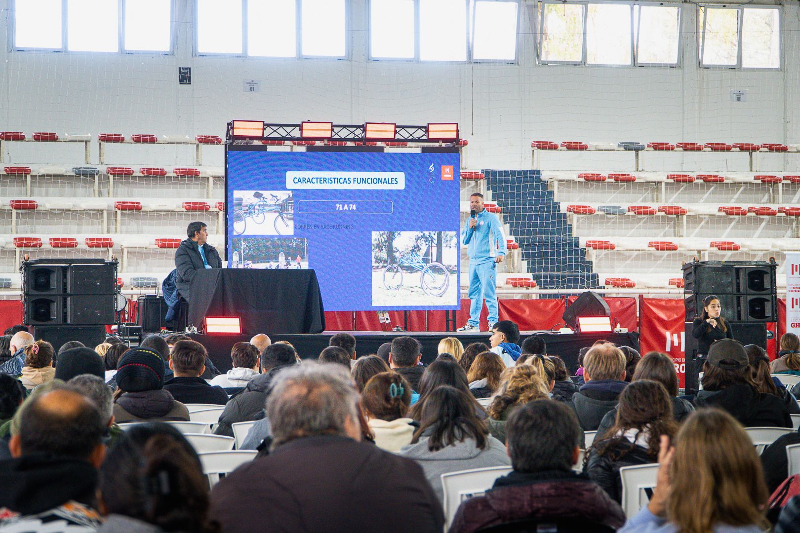 Representantes de instituciones participan en una jornada sobre deporte adaptado e inclusión.