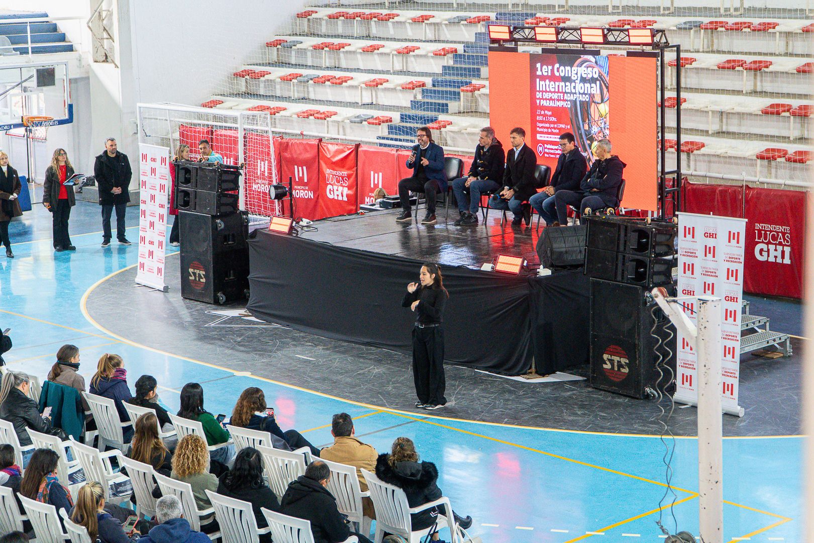 Asistentes al Congreso Internacional de Deporte Adaptado y Paralímpico reunidos durante una de las actividades del evento.