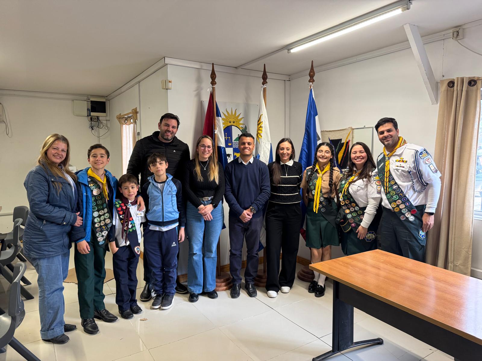 Representantes del Club de Conquistadores y del departamento de Educación Adventista en Uruguay junto al alcalde de Barros Blancos, Braian Ferri.