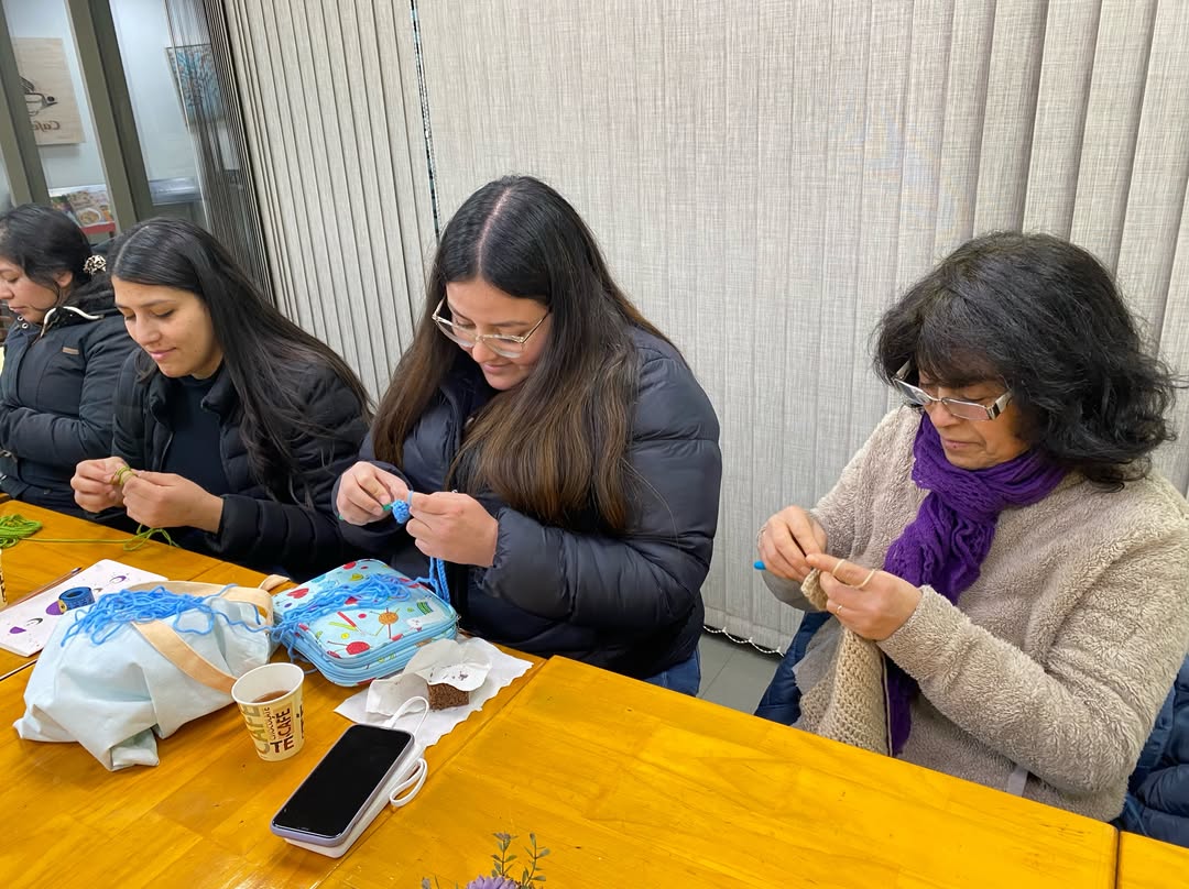 Mujeres en taller de tejido del Centro de Influencia Infusion Hope