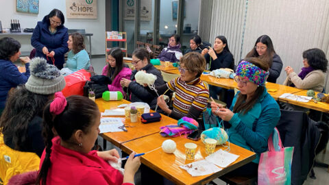 Nuevo taller de tejido de Infusion Hope fortalece vínculo con la comunidad