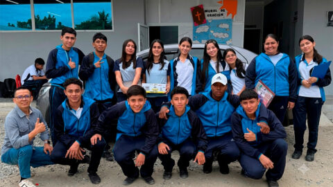 Estudiantes adventistas llevan esperanza a familias atendidas por ADRA en el sur de Ecuador
