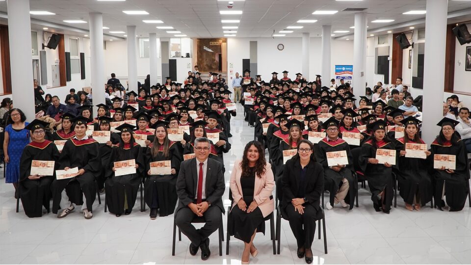 Alrededor de 200 personas participaron en la graduación presencial del webinar "Lo que dice el corazón". (Foto: Luhana Valdez)