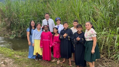 Niña venezolana invita amigos y lleva a cuatro al bautismo en Roraima