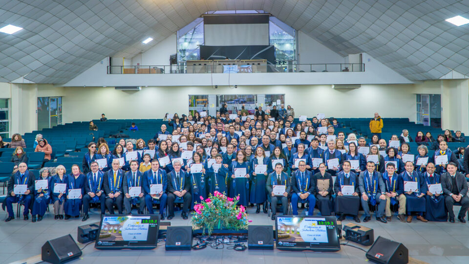 Fotografía grupal de los graduados como Instructores Bíblicos junto a autoridades y pastores de la Asociación Centro Sur de Chile.