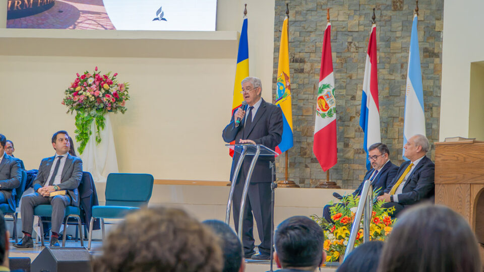 El Pr. Ricardo Norton entrega un mensaje durante la graduación de Instructores Bíblicos.