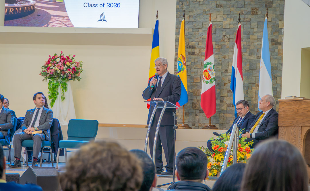 El Pr. Ricardo Norton entrega un mensaje durante la graduación de Instructores Bíblicos.