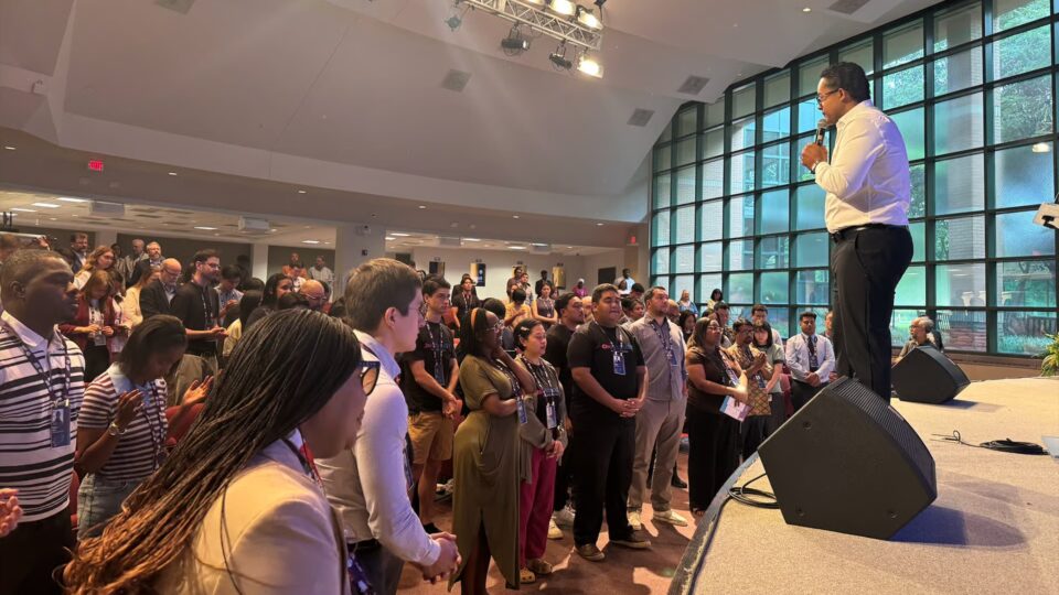 Creadores de contenidos orando durante la Cumbre de Creadores Adventistas.