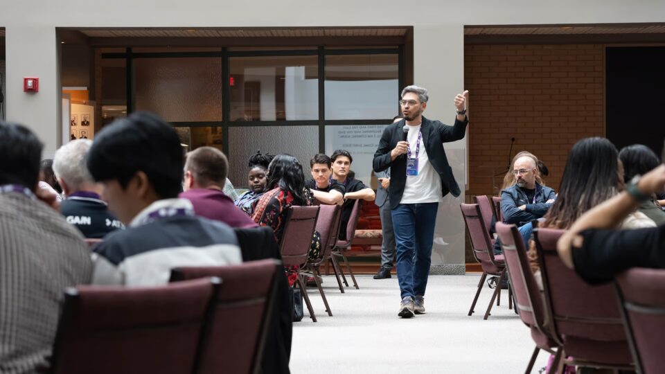 Creadores de contenidos participando de los talleres durante la Cumbre de Creadores Adventistas.