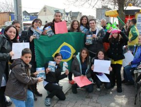 Adventistas brasileiros no Canadá distribuem livro A Grande Esperança