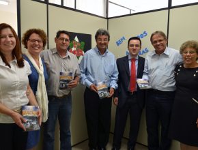 Prefeito de Joinville recebe livro 