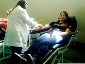 Jovens doam sangue para paciente com leucemia