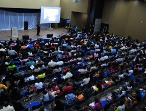 Evangelismo escola atrai mais de mil pessoas todas as noites