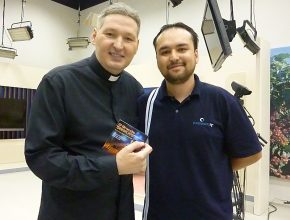 Padre Marcelo Rossi recebe DVD O Grande Conflito