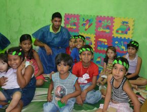 Escola Cristã de Férias apresenta a Bíblia para centenas de crianças