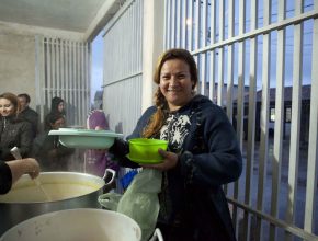 Voluntários distribuem sopa em bairros carentes da grande Curitiba