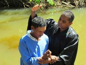 No Acre evangelismo resulta em batismos