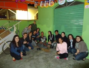 Jovens de Joinville levam esperança para moradores de rua