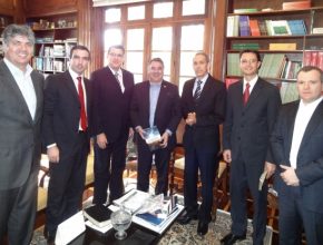 Governador de Santa Catarina recebe livro O Grande Conflito