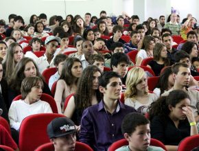 Centenas de adolescentes se reúnem em programa espiritual