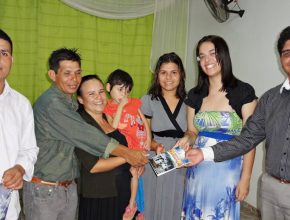 Família encontra esperança através de um livro missionário