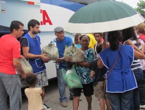 Ação social distribui cestas básicas em lixão desativado no Rio