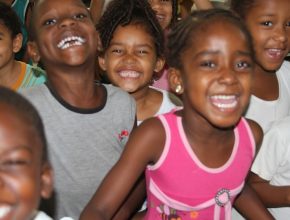 Projeto retira crianças de áreas de risco em Salvador