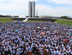 Caminhada de oração leva milhares ao Congresso Nacional