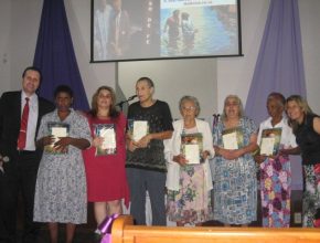 Mulheres realizam projeto evangelístico em lar de idosos