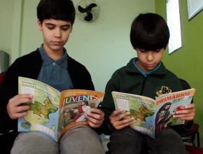 Crianças montam quebra-cabeças para  aprenderem conteúdo da Bíblia