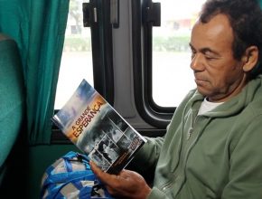 Projeto viaje lendo distribui literatura cristã gratuitamente em rodoviária