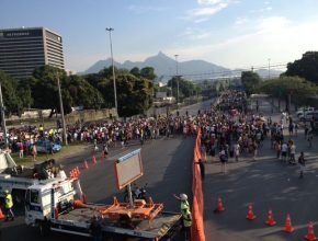 Manifestantes recebem DVD A Última Esperança no Rio de Janeiro