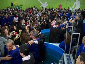 Centenas de pessoas aceitam a Jesus em um só dia e são batizadas